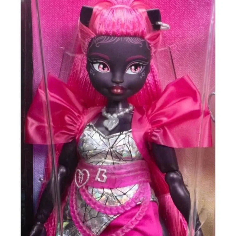 Monster High G3 Catty Noir Fashion Doll‎ with Pet  In Hand